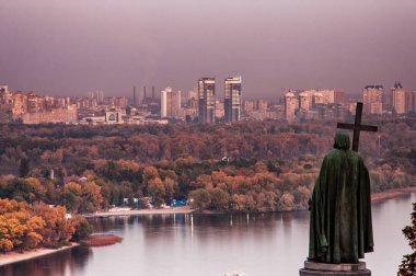 panoramik Hill ile anıt Saint Vladimir'e Dnipro Nehri'nin merkezi Kiev, Ukrayna