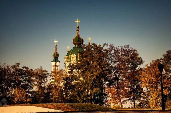 Malerisk Udsigt Barok Andrew Kirke Med Efterårstræer Solrig Dag Kiev - Stock-foto