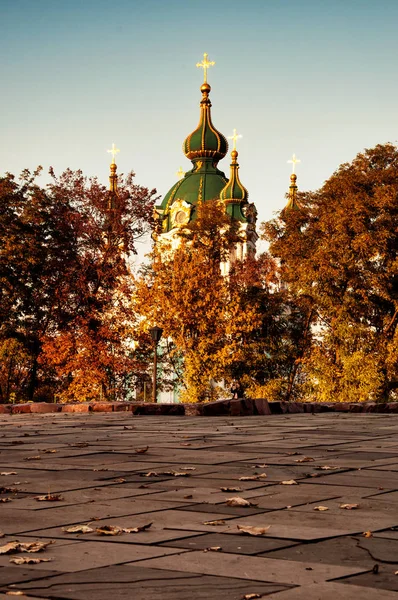 화창한 키예프 우크라이나에서가의 나무와 바로크 세인트 앤드류 교회의 — 스톡 사진