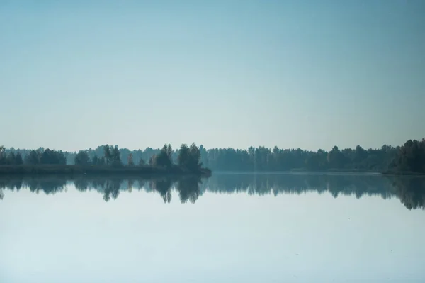 Vista Pitoresca Floresta Verde Que Reflete Superfície Espelho Lago — Fotografia de Stock