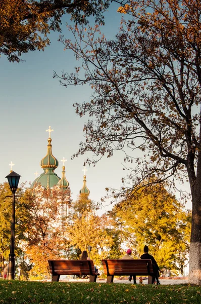 Insanlar Rahatlatıcı Güneşli Gün Kiev Ukrayna Barok Saint Andrew Church — Stok fotoğraf