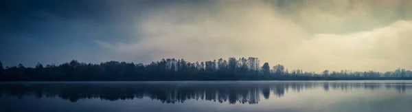 Vista Pitoresca Floresta Com Céu Cinza Refletindo Superfície Espelho Lago — Fotografia de Stock