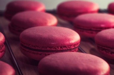 lezzetli çilek macaroons yığını arka plan, yakın çekim bulanık 