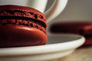 Beyaz Kupası ve fincan tabağı, yakın çekim ile lezzetli Çikolata acıbadem kurabiyesi 