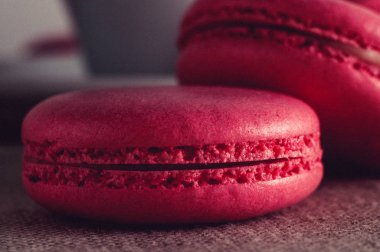 çuval bezi üzerinde tatlı çilek macaroons yığını yakın çekim 