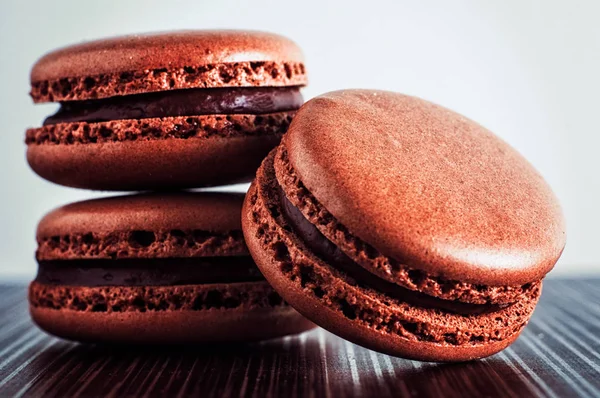 Pile Delicious Chocolate Macaroons Wooden Table — Stock Photo, Image