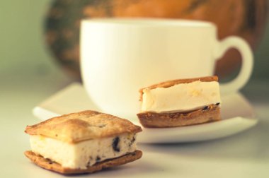 Kahve ve kek masada, yakın çekim