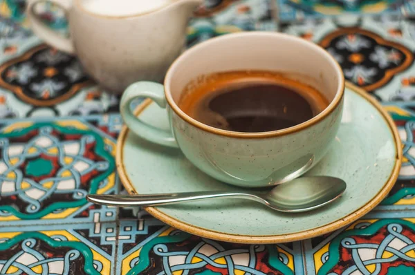 Taza Cerámica Con Café Caliente Platillo Con Cuchara Primer Plano — Foto de Stock