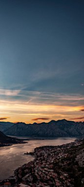 Boka Kotorska batımında Kotor kale görüntülemek