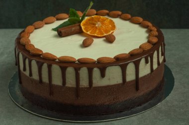 badem ve portakal ile vejetaryen çikolatalı kek, yakın çekim  