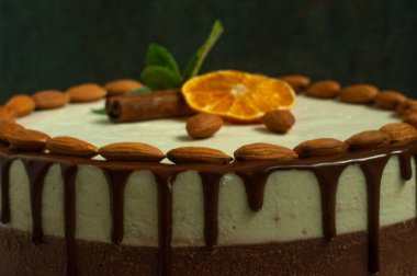 badem ve portakal ile vejetaryen çikolatalı kek, yakın çekim  