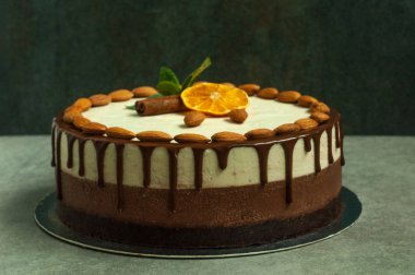 badem ve portakal ile vejetaryen çikolatalı kek, yakın çekim  