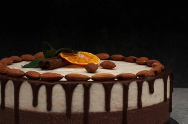 badem ve portakal ile vejetaryen çikolatalı kek, yakın çekim  