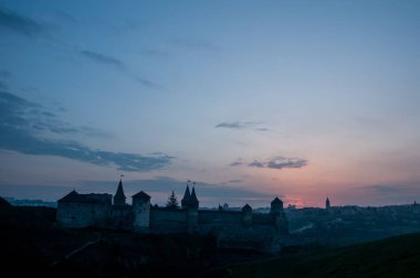 gün doğumunda tepede Kamianets-Podilskyi kale pitoresk görünümü 