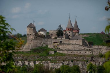 tepede Kamianets-Podilskyi kale pitoresk görünümü 