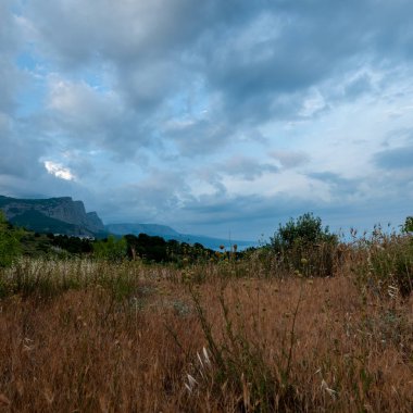 erken yaz sabahı kayalık sahil ile sakin deniz manzarası pitoresk görünümü , Kırım, Ukrayna