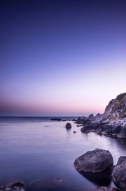 kayalık sahil ile sakin deniz manzarası