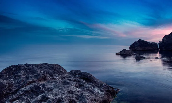 Ruhige Meereslandschaft Mit Felsiger Küste Der Dämmerung Und Wunderschönem Blauem — Stockfoto