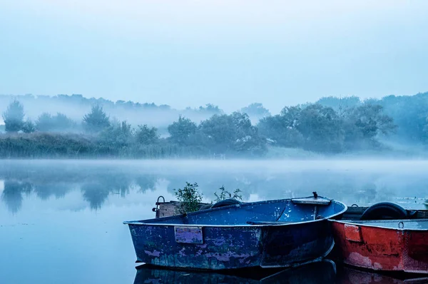 Old Rusty Boats Moored Pier Lake Foggy Morning — Stock Photo, Image