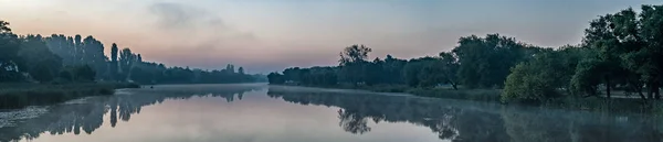 Vista Pitoresca Rio Ros Cercado Por Floresta Verde Sem Fim — Fotografia de Stock