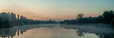 gün doğumunda sonsuz yeşil ormanla çevrili Ros nehrinin pitoresk manzarası, Bila Tserkva şehri, Ukrayna   