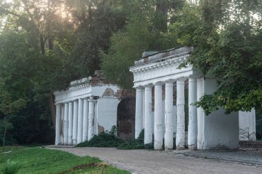 İskenderiye Parkı, Bila Tserkva, Ukrayna kolon ile antik bina kalıntıları 