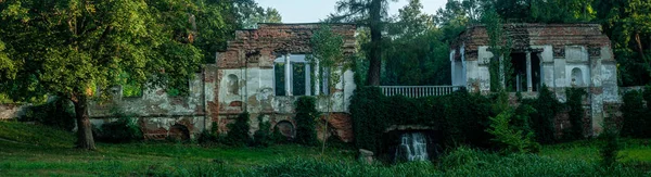 アレクサンドリア公園 ツェルクヴァ ウクライナの植民地を持つ古代の建物の遺跡 — ストック写真