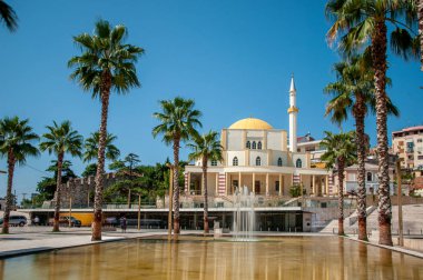 liman kenti, Arnavutluk'ta çeşme ve palmiye ile tarihi Arnavut Ulu Camii Durres