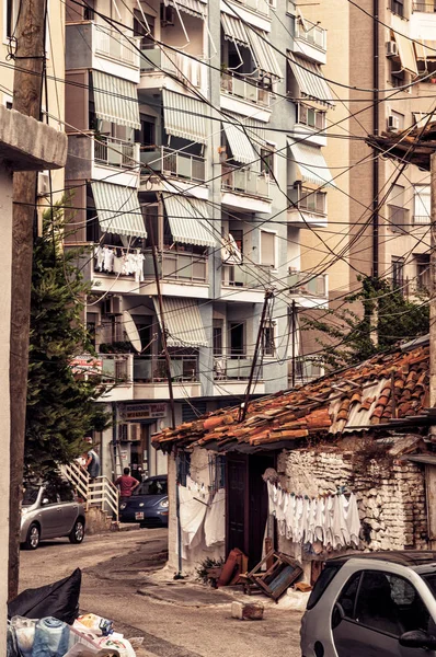 Old Little House Dry Clothes Rope Tall Modern Buildings Durres — Stock Photo, Image