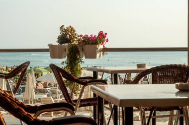 Güneşli bir günde sahilde kafe yaz açık teras, Durres, Arnavutluk 