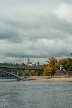 Dinyeper Nehri üzerinden Kiev, Ukrayna 'ya giden köprü manzarası