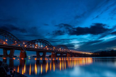 Gece Dinyeper Nehri 'ndeki köprünün panoramik görüntüsü, Kiev, Ukrayna