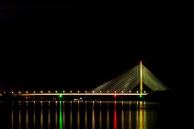 Pivdennyi Köprüsü 'nün panoramik görüntüsü Dinyeper Nehri üzerinde, Kiev, Ukrayna