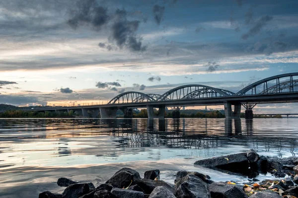 Vista Panorâmica Ponte Darnitsky Através Rio Dnieper Pôr Sol Kiev — Fotografia de Stock