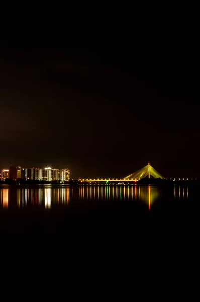 Vista Panorâmica Ponte Pivdennyi Através Rio Dnieper Noite Kiev Ucrânia — Fotografia de Stock