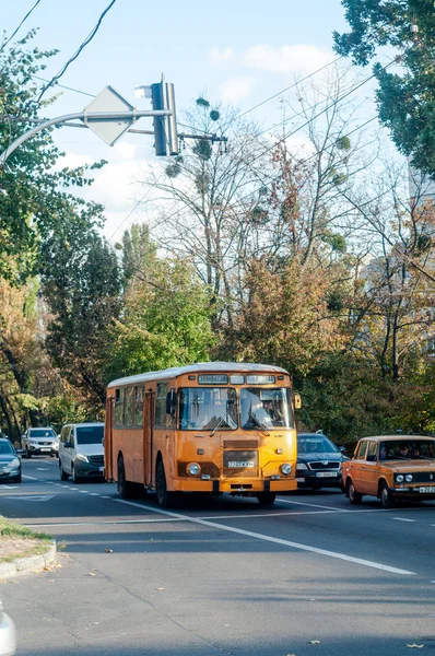 Старый Желтый Автобус Автомобилями Стоящими Перекрестке Осенью Солнечного Дня Белая — стоковое фото