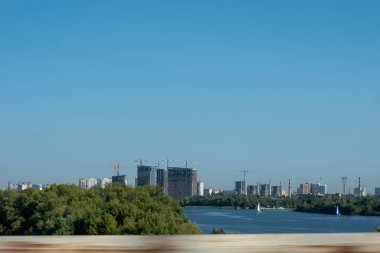 Ukrayna, Kyiv - 14 Eylül 2020: Gündüz vakti Güney Köprüsü 'nden Sol Kıyı' ya