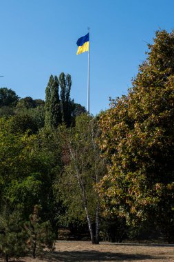 Ukrayna, Kyiv - 14 Eylül 2020: Kyiv Dniper Nehri manzaralı Ukrayna bayrağını genişletti 