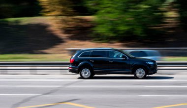 Ukrayna, Kyiv - 14 Eylül 2020: Siyah araba gündüz vakti yola çıkıyor