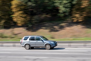 Ukrayna, Kyiv - 14 Eylül 2020: Gri araba gündüz vakti sokakta hareket ediyor