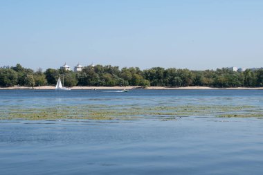 Ukrayna, Kyiv - 14 Eylül 2020: Yaz mevsiminde Gidropark adalarına bakın.