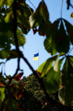 Ukrayna, Kyiv - 14 Eylül 2020: Kyiv Dniper Nehri manzaralı Ukrayna bayrağını genişletti 