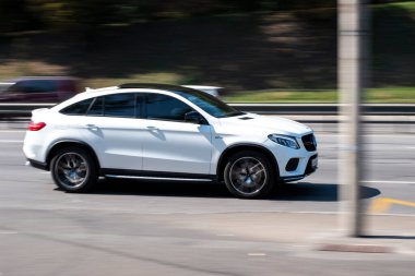 Ukrayna, Kyiv - 14 Eylül 2020: Gündüz vakti sokakta beyaz araba hareket ediyor