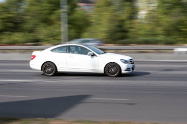 Ukrayna, Kyiv - 24 Eylül 2020: Beyaz araba yolda ilerliyor