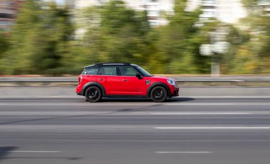 Ukrayna, Kyiv - 24 Eylül 2020: Kırmızı MINI Cooper arabası yolda ilerliyor