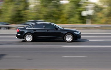 Ukrayna, Kyiv - 24 Eylül 2020: Siyah ve kırmızı arabalar sokakta ilerliyor