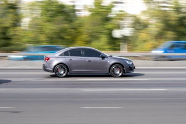 Ukrayna, Kyiv - 24 Eylül 2020: Gri araba yolda ilerliyor