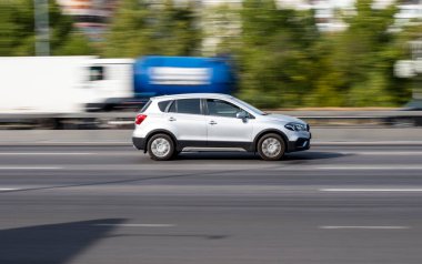 Ukrayna, Kyiv - 24 Eylül 2020: Beyaz araba yolda ilerliyor