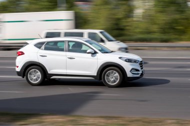 Ukrayna, Kyiv - 24 Eylül 2020: Beyaz araba yolda ilerliyor