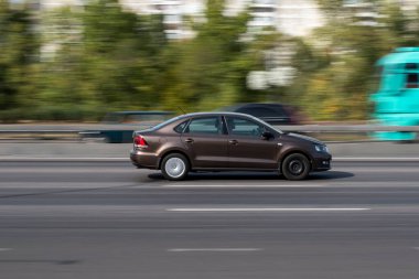 Ukrayna, Kyiv - 24 Eylül 2020: Kahverengi araba caddede ilerliyor